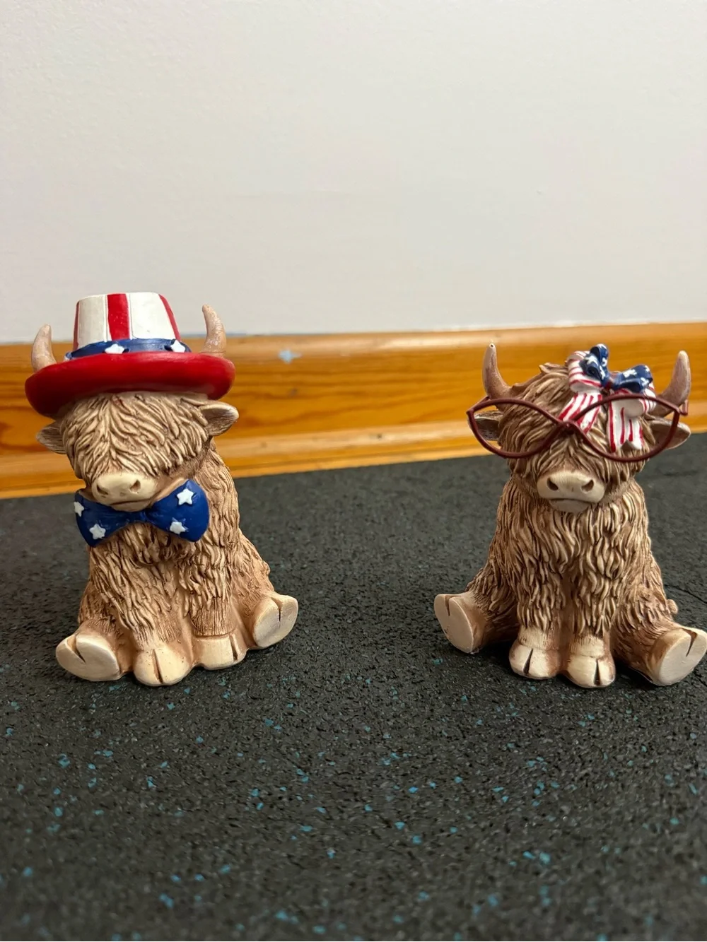 Patriotic Hyland Cow Decor - Picture 1 of 3